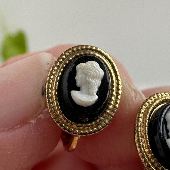 Vintage Black & White Cameo Clip-On Earrings Gold-Tone Oval 1/2" Resin - Picture 10 of 14